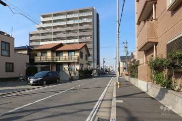 敷地西側の前面道路