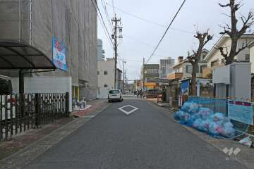 敷地北側の前面道路（東側から）