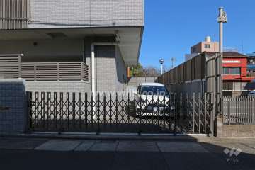 駐車場出入り口（ゲート付き）・敷地内駐車場（屋外平面式）