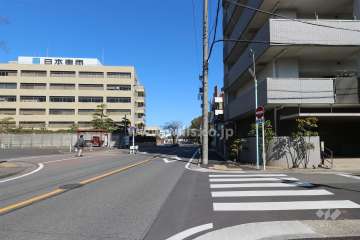 敷地西側の前面道路