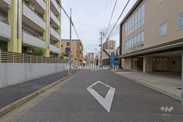 敷地南側の前面道路