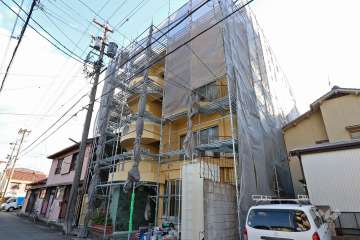 山木マンションの外観（北西側から）　※大規模修繕工事中