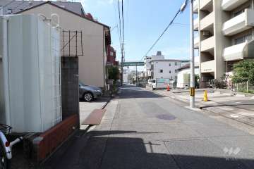 敷地北側の前面道路（東側から）