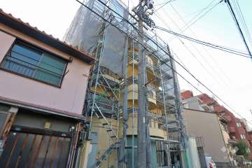 山木マンションの外観（北東側から）　※大規模修繕工事中