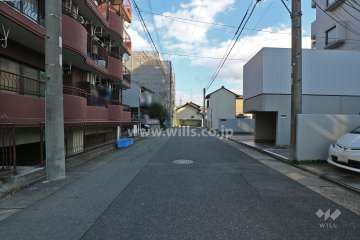 敷地南側の前面道路（西側から）