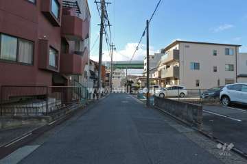 敷地北側の前面道路（東側から）