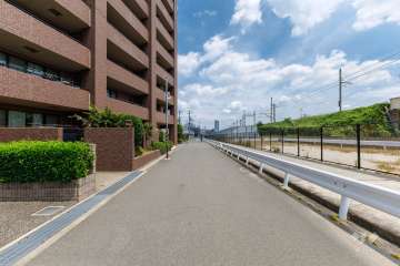 敷地南東側の前面道路（南西側から）