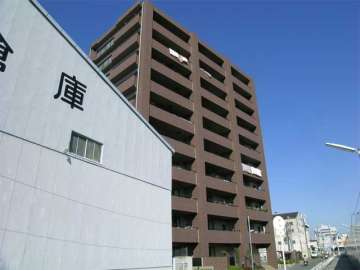 クレステージ吹田の外観（南側にはJR東海道本線が走っています）
