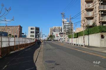 敷地南西側の前面道路。敷地西側約20mの場所を一級河川 堀川が流れています。