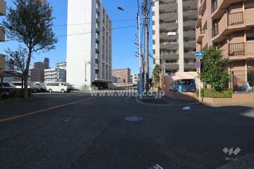 敷地南西側の前面道路。敷地西側から約35mの場所を、一級河川の堀川が流れています。