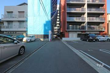 敷地西側の前面道路