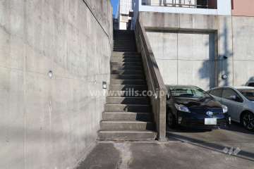 駐車場からのエントランスアプローチ