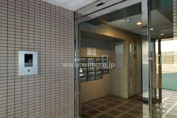 エントランスはオートロック付きです。