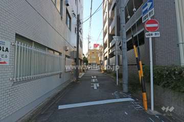 敷地南側の前面道路