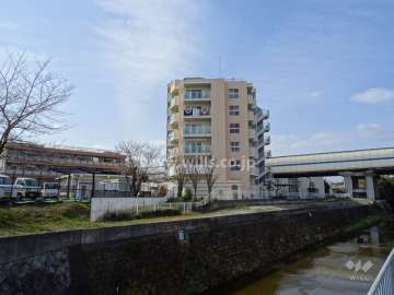 敷地東側には山田川が流れています。