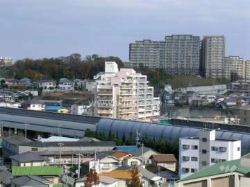 パレ千里の遠景。すぐ北側には名神高速が走っています。
