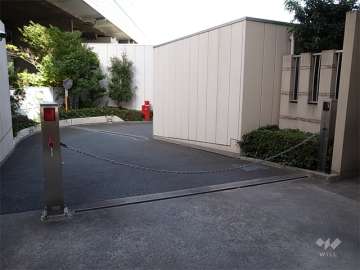 駐車場の入り口はロボットゲート付きです。