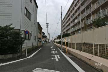 敷地南側の前面道路（東側から）