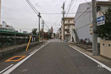 敷地東側の前面道路（南側から）