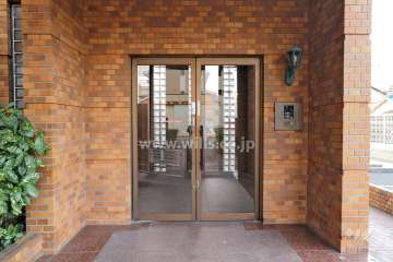 エントランスはオートロック付きです。