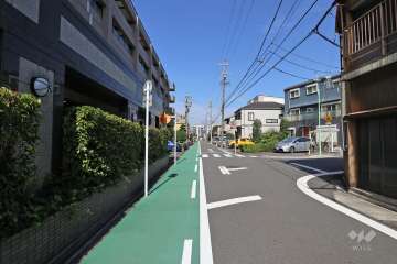 敷地北東側の前面道路（南東側から）