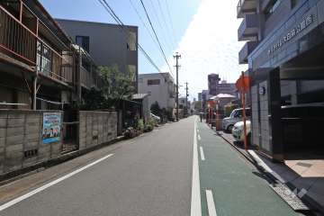 敷地北東側の前面道路（北西側から）