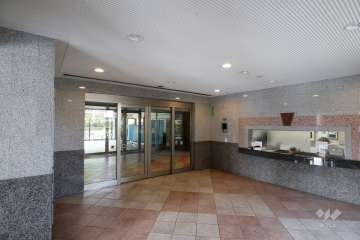 エントランスはオートロック付きです。