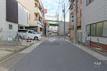 敷地北東側の前面道路。敷地東側約30m付近には三車線の幹線道路と名古屋高速4号東海線が通っています。