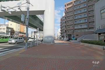 敷地西側の前面道路（南側から）