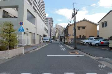 敷地南東側の前面道路（南西側から）