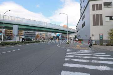 敷地南西側の前面道路（南東側から）