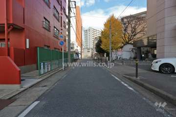 敷地東側の前面道路（南側から)