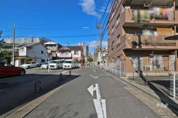 敷地西側の前面道路（南側から）