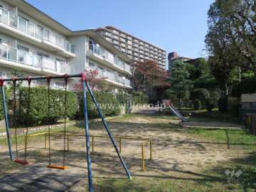 公園には遊具が設置されています。
