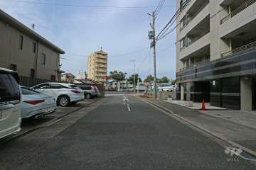 敷地南西側の前面道路（南東側から）