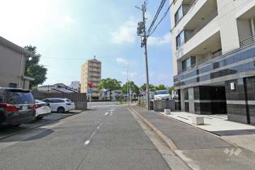 敷地南側の前面道路（東側から）