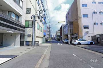 敷地南側の前面道路（西側から）