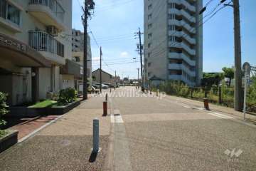 敷地北西側の前面道路(北東側から)