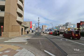 敷地南東側の前面道路（南西側から）