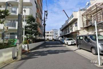 敷地北東側の前面道路（南西側から）