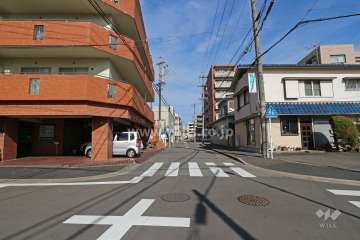 敷地南東側の前面道路（南西側から）