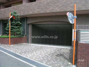 リングシャッター付きの駐車場入り口