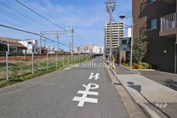 敷地西側は名鉄常滑線に面しています。