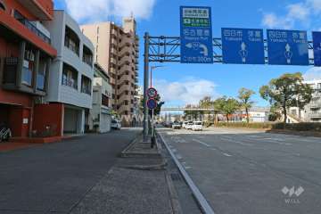 敷地北東側には、片側五車線の国道１号線が通っています。