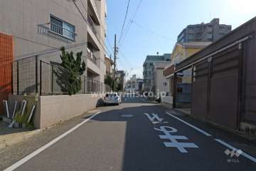 敷地西側の前面道路