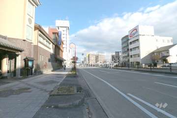 敷地南側の前面道路