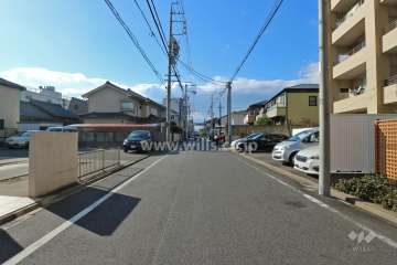 敷地南側の前面道路（東側から）