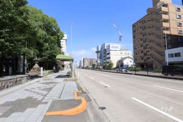 敷地南側の前面道路（西側から）