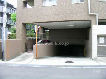 地下駐車場への入り口