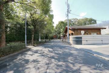 敷地南東側の前面道路（北東側から)